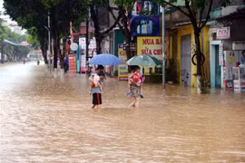 Đường Trường Chinh bị ngập úng gây ảnh hưởng đến đời sống sinh hoạt và việc đị lại của người dân. (Ảnh: Quang Quyết/TTXVN)