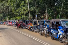 Các phương tiện xếp hàng chờ bơm nhiên liệu tại Pugoda, Sri Lanka, ngày 23/6. (Ảnh: AFP/TTXVN)