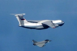 Máy bay chiến đấu Typhoon của Anh (phía dưới) bay gần máy bay IL76 Candid của Nga tại vùng trời ngoài khơi bờ biển Baltic ngày 12/5. (Nguồn: EPA/TTXVN)