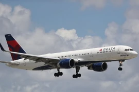 Máy bay của Hãng hàng không Delta Airlines chuẩn bị hạ cánh tại sân bay Fort Lauderdale-Hollywood, Florida, Mỹ ngày 14/7. (Nguồn: AFP/TTXVN)