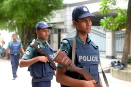 Cảnh sát Bangladesh tuần tra tại khu vực gần hiện trường một vụ tấn công ở thủ đô Dhaka ngày 10/7. (Nguồn: THX/TTXVN)