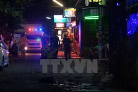 Cảnh sát điều tra tại hiện trường vụ nổ bom ở Hua Hin. (Nguồn: AP/TTXVN)