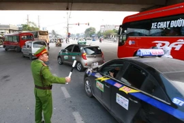 Lực lượng Cảnh sát khu vực làm nhiệm vụ tại khu vực bến xe Nước Ngầm, đoạn đường Giải Phóng và đường Pháp Vân. (Ảnh: Doãn Tấn/TTXVN)