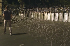 Cảnh sát Armenia phong tỏa tuyến đường dẫn tới trụ sở cơ quan cảnh sát Erebuni ở Yerevan, nơi các tay súng đối lập chiếm giữ ngày 31/7. (Nguồn: AFP/TTXVN)