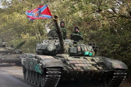 Xe tăng của lực lượng ly khai rời thị trấn Novoazovsk ở khu vực Donetsk ngày 21/10. (Nguồn: AFP/TTXVN)