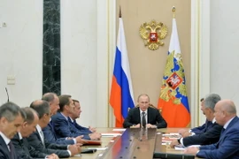 Tổng thống Vladimir Putin chủ trì cuộc họp với các thành viên Hội đồng an ninh tại thủ đô Moskva ngày 11/8. (Nguồn: AFP/TTXVN)