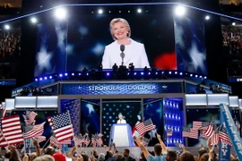 Ứng cử viên Tổng thống của đảng Dân chủ Hillary Clinton phát biểu tại lễ bế mạc đại hội. (Nguồn: AFP/TTXVN)