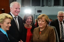 Thủ tướng Đức Angela Merkel (phải, trước), Chủ tịch đảng Liên minh Xã hội cơ đốc giáo (CSU) Horst Seehofer (thứ 2, trái) tại cuộc họp. (Nguồn: AFP/TTXVN)