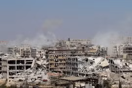 Khói bốc lên sau các cuộc giao tranh giữa lực lượng ủng hộ Chính phủ Syria và phiến quân IS tại ngoại ô thành phố Aleppo. (Nguồn: AFP/TTXVN)