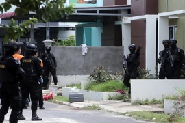 Cảnh sát chống khủng bố Indonesia đột kích một căn nhà ở Batam sau khi bắt giữ 6 nghi can khủng bố ngày 5/8. (Nguồn: EPA/TTXVN)