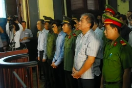 Bị cáo Phạm Công Danh, nguyên Chủ tịch VNCB, Chủ tịch kiêm Tổng Giám đốc Tập đoàn Thiên Thanh (đứng thứ 2 bên phải) tại phiên tòa xét xử ngày 19/7. (Ảnh: Mạnh Linh/TTXVN)