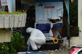 Nhân viên điều tra thu thập chứng cứ tại hiện trường vụ nổ bom ở Hua Hin ngày 12/8. (Nguồn: AFP/TTXVN)