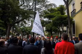 Ngoại trưởng Venezuela Delcy Rodríguez (thứ ba, phải sang, hàng trước) dự Lễ thượng cờ MERCOSUR tại trụ sở Bộ Ngoại giao ở thủ đô Caracas ngày 5/8. (Nguồn: EPA/TTXVN)