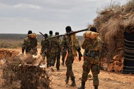 Binh sỹ thuộc lực lượng AMISOM làm nhiệm vụ tại làng Halgan, khu vực Hiran, Somalia ngày 10/6. (Nguồn: EPA/TTXVN)