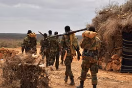 Binh sỹ thuộc lực lượng AMISOM làm nhiệm vụ tại làng Halgan, khu vực Hiran, Somalia ngày 10/6. (Nguồn: EPA/TTXVN)