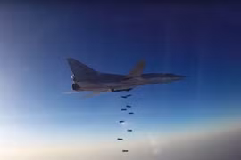 Máy bay Tu-22M3 của Nga tiến hành chiến dịch không kích chống khủng bố ở Syria sau khi cất cánh từ căn cứ không quân Hamedan ngày 16/8. (Nguồn: AFP/TTXVN)