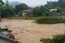 Nước lên cao tại Ngòi Đum chảy qua xã Đồng Tuyên (TP Lào Cai). (Ảnh: Lục Thu Hương/TTXVN)