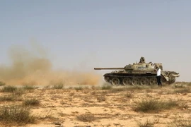 Lực lượng ủng hộ Chính phủ Libya trong chiến dịch chống IS ở Sirte ngày 2/7. (Nguồn: AFP/TTXVN)