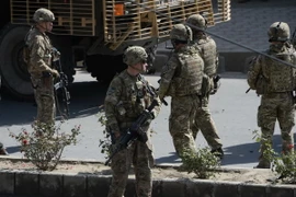 Binh sỹ Mỹ điều tra tại hiện trường một vụ đánh bom ở Kabul, Afghanistan ngày 11/10/2015. (Nguồn: AFP/TTXVN)