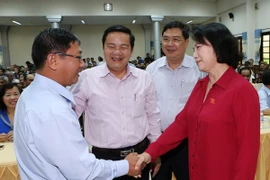 Chủ tịch Quốc hội Nguyễn Thị Kim Ngân với cử tri huyện Phong Điền. (Ảnh: Trọng Đức/TTXVN)