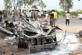 Hiện trường một vụ đánh bom xe tại Yemen. (Nguồn: AFP/TTXVN)