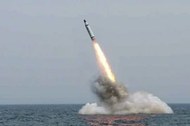 Một vụ phóng thử tên lửa từ tàu ngầm của Triều Tiên. (Nguồn: EPA/TTXVN)