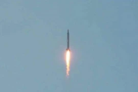 Một tên lửa đạn đạo được phóng thử trong cuộc tập trận của đơn vị pháo binh Hwasong thuộc Lực lượng chiến lược của quân đội Nhân dân Triều Tiên. (Nguồn: YONHAP/TTXVN)