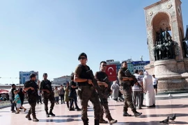 Binh sỹ đặc nhiệm của Thổ Nhĩ Kỳ được tăng cường an ninh tại Quảng trường Taksim ở Istanbul ngày 21/7. (Nguồn: EPA/TTXVN)