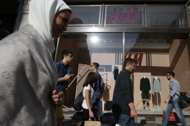 Người dân Anh mua sắm tại khu phố thương mại Oxford ở trung tâm thủ đô London. (Nguồn: AFP/TTXVN)