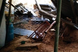 Sạt lở làm toàn bộ gian bếp phía sau nhà ông Công bị vùi lấp hoàn toàn. (Ảnh: Đức Hiếu/TTXVN)