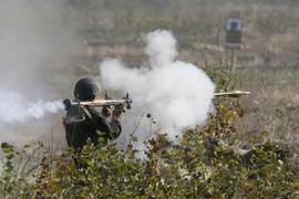 Binh sỹ Ukraine trong buổi diễn tập quân sự tại vùng Kiev. (Nguồn: Reuters/TTXVN)