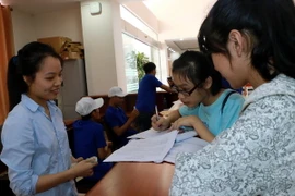 Thí sinh đăng ký xét tuyển vào trường Đại học Vinh. (Ảnh: Bích Huệ/TTXVN)