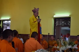 Lễ cầu siêu cho đồng bào và các anh hùng liệt sỹ. (Ảnh: Sơn Nam/TTXVN)