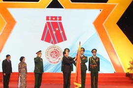 Chủ tịch nước Trần Đại Quang gắn Huân chương Lao động hạng Nhất cho Hội nạn nhân chất độc da cam/dioxin Việt Nam. (Ảnh: Nhan Sáng/TTXVN)
