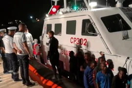 Người di cư tới đảo Lampedusa, Italy sau khi được lực lượng bảo vệ bờ biển Italy cứu trên Địa Trung Hải ngày 30/7. (Nguồn: EPA/TTXVN)