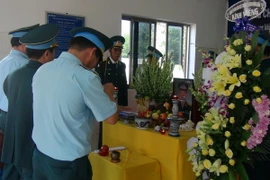 Cán bộ, chiến sỹ thuộc Quân chủng Phòng không-Không quân viếng Thiếu úy Phạm Đức Trung. (Ảnh: Xuân Triệu/TTXVN)