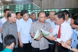 Thủ tướng Nguyễn Xuân Phúc khảo sát thực tế mô hình tái cơ cấu ngành nông nghiệp tại Tổng Công ty giống cây trồng Thái Bình tại thành phố Thái Bình. (Ảnh: Thống Nhất/TTXVN)