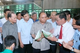 Thủ tướng Nguyễn Xuân Phúc khảo sát thực tế mô hình tái cơ cấu ngành nông nghiệp tại Tổng Công ty giống cây trồng Thái Bình tại thành phố Thái Bình. (Ảnh: Thống Nhất/TTXVN)
