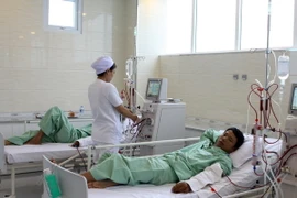 Bệnh nhân chạy thận nhân tạo tại trung tâm. (Ảnh: Phương Vy/TTXVN)