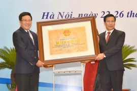 Bộ trưởng Bộ Văn hóa, Thể thao và Du lịch Nguyễn Ngọc Thiện trao Bằng xếp hạng Di tích Quốc gia đối với Trụ sở Bộ Ngoại giao, số 1 Tôn Thất Đàm, Ba Đình, Hà Nội. (Ảnh: Doãn Tấn/TTXVN)