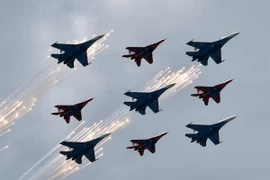 Máy bay chiến đấu Su-27 và MIG 29 của Nga tham gia lễ tổng duyệt diễu binh, diễu hành mừng Ngày Chiến thắng tại Quảng trường Đỏ ở thủ đô Moskva ngày 7/5. (Nguồn: AFP/TTXVN)
