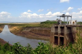 Một kênh dẫn trong lòng hồ thủy điện Sông Hinh đang bị cạn nước. (Ảnh: Thế Lập/TTXVN)