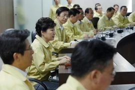 Tổng thống Hàn Quốc Park Geun-hye (thứ 3, trái) chủ trì cuộc họp Hội đồng an ninh quốc gia tại thủ đô Seoul ngày 22/8, ngày đầu tiên diễn ra cuộc tập trận. (Nguồn: Yonhap/TTXVN)