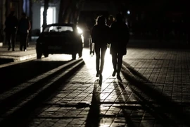 Quang cảnh đường phố ở Simferopol trên bán đảo Crimea trong thời gian xảy ra mất điện trên diện rộng ngày 22/11/2015. (Nguồn: AFP/TTXVN)