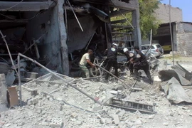 Lực lượng cứu hộ chuyển thi thể một người thiệt mạng sau cuộc không kích tại Idlib, miền bắc Syria ngày 13/8. (Nguồn: EPA/TTXVN)