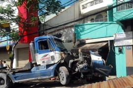 Hiện trường vụ tai nạn đang được các lực lượng chức năng xử lý. (Ảnh: Mạnh Linh/TTXVN)