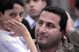 Người thân đón nhà khoa học Shahram Amiri (giữa) trở về tại sân bay Imam Khomeini ở Tehran ngày 15/7/2010. (Nguồn: THX/TTXVN)