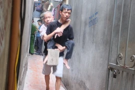 Di dời người dân đến nơi ở mới để tránh nguy hiểm. (Ảnh: Nguyễn Thắng/TTXVN)