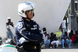 Cảnh sát gác trên một đường phố ở Milan ngày 10/8. (Nguồn: EPA/TTXVN)