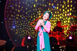 Anh Thơ thay đến 12… bộ áo dài trong liveshow đầu tiên 